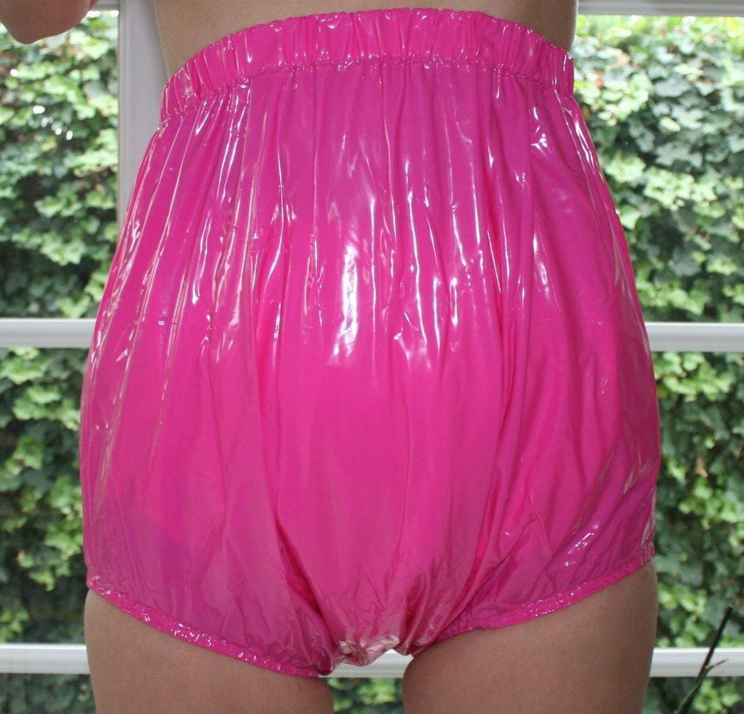 Hoch geschnittene PVC Windelhose Gummihose pink glänzend - auf Lager - Plastikwäsche zum Verlieben